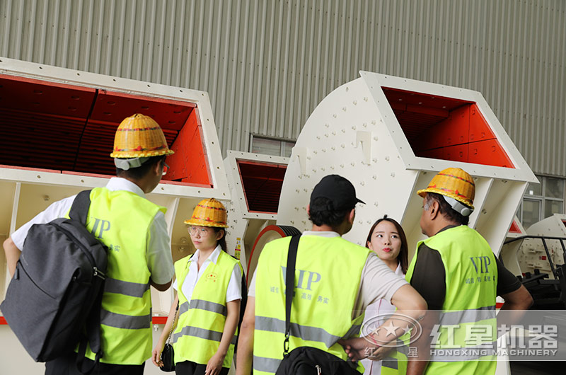 客戶來廠考察錘式破碎機設(shè)備 客戶來廠考察錘式破碎機設(shè)備