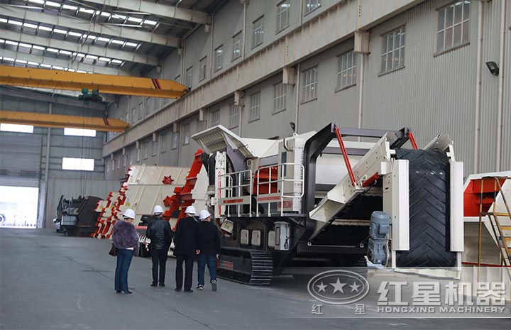 用戶來廠考察，親眼了解移動式制砂機(jī)詳情